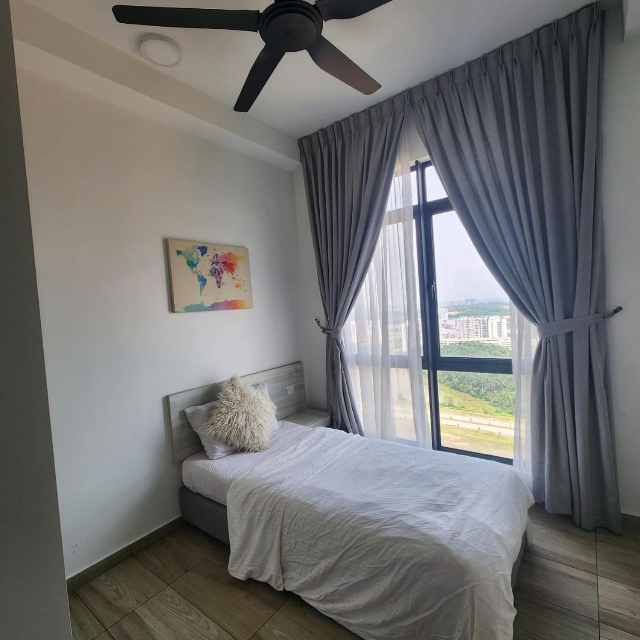 Cozy free wifi and Netflix 3 bed room at kenwingston photo 3