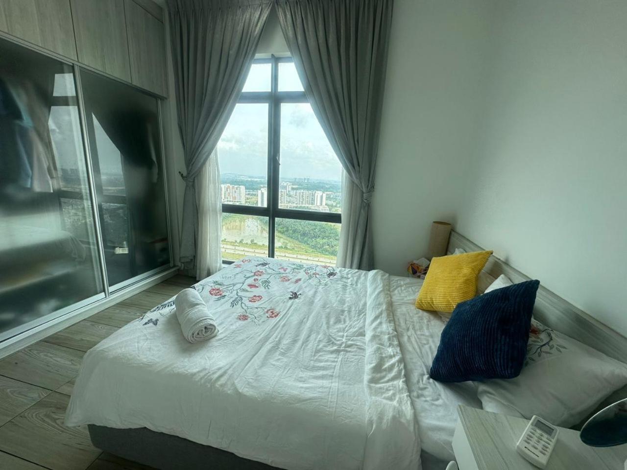 Cozy free wifi and Netflix 3 bed room at kenwingston photo 4
