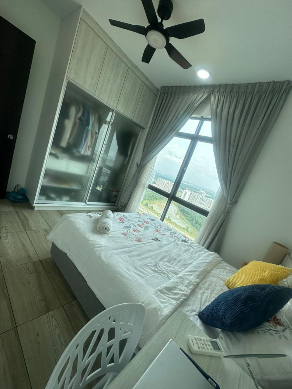 Cozy free wifi and Netflix 3 bed room at kenwingston photo 5