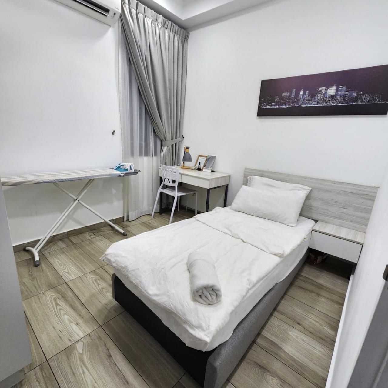 Cozy free wifi and Netflix 3 bed room at kenwingston photo 6