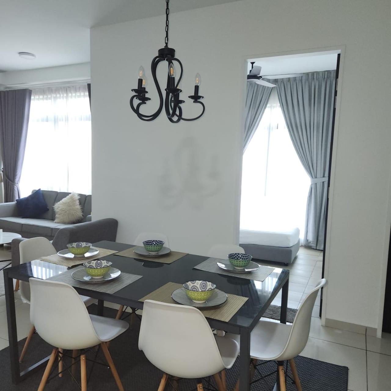 Cozy free wifi and Netflix 3 bed room at kenwingston photo 7