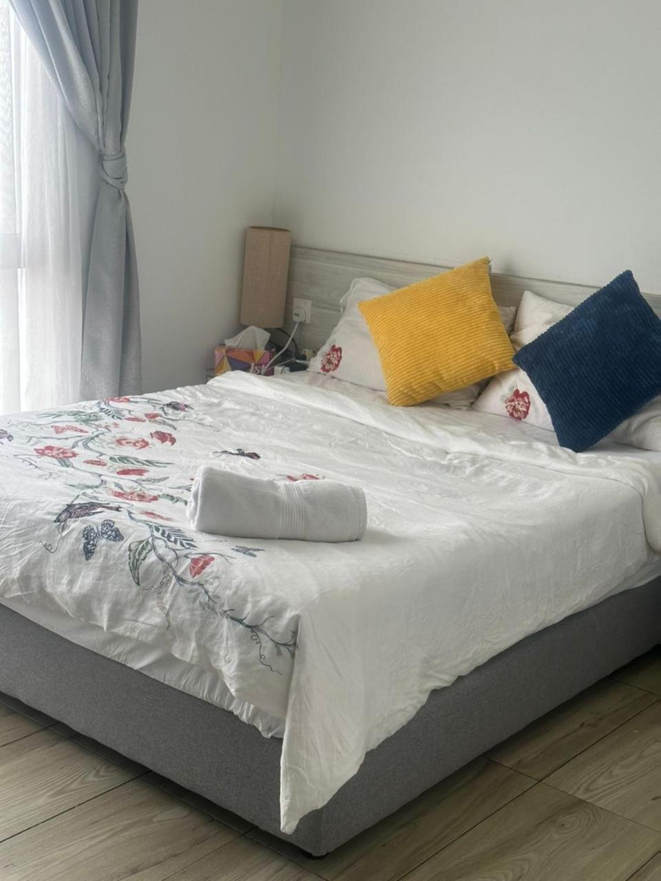 Cozy free wifi and Netflix 3 bed room at kenwingston photo 8