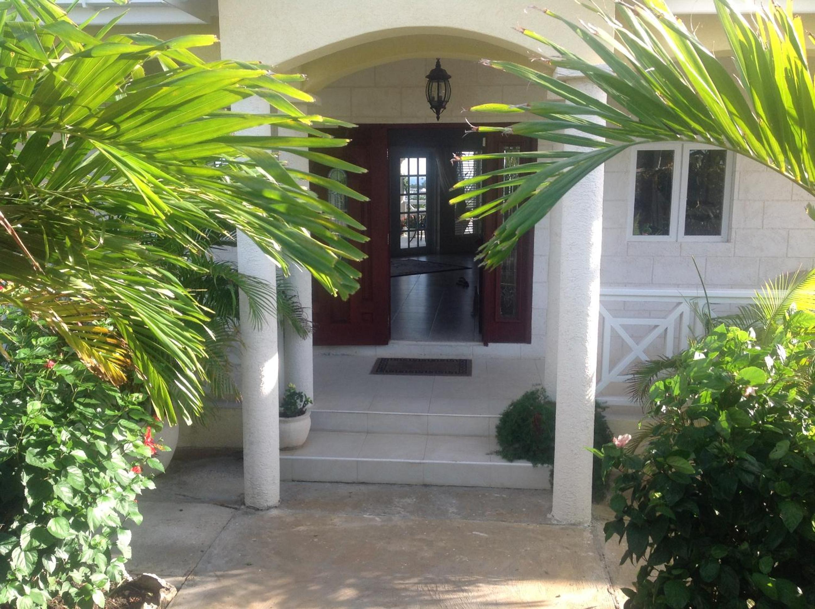 Remarkable 3-Bed Villa in christ church