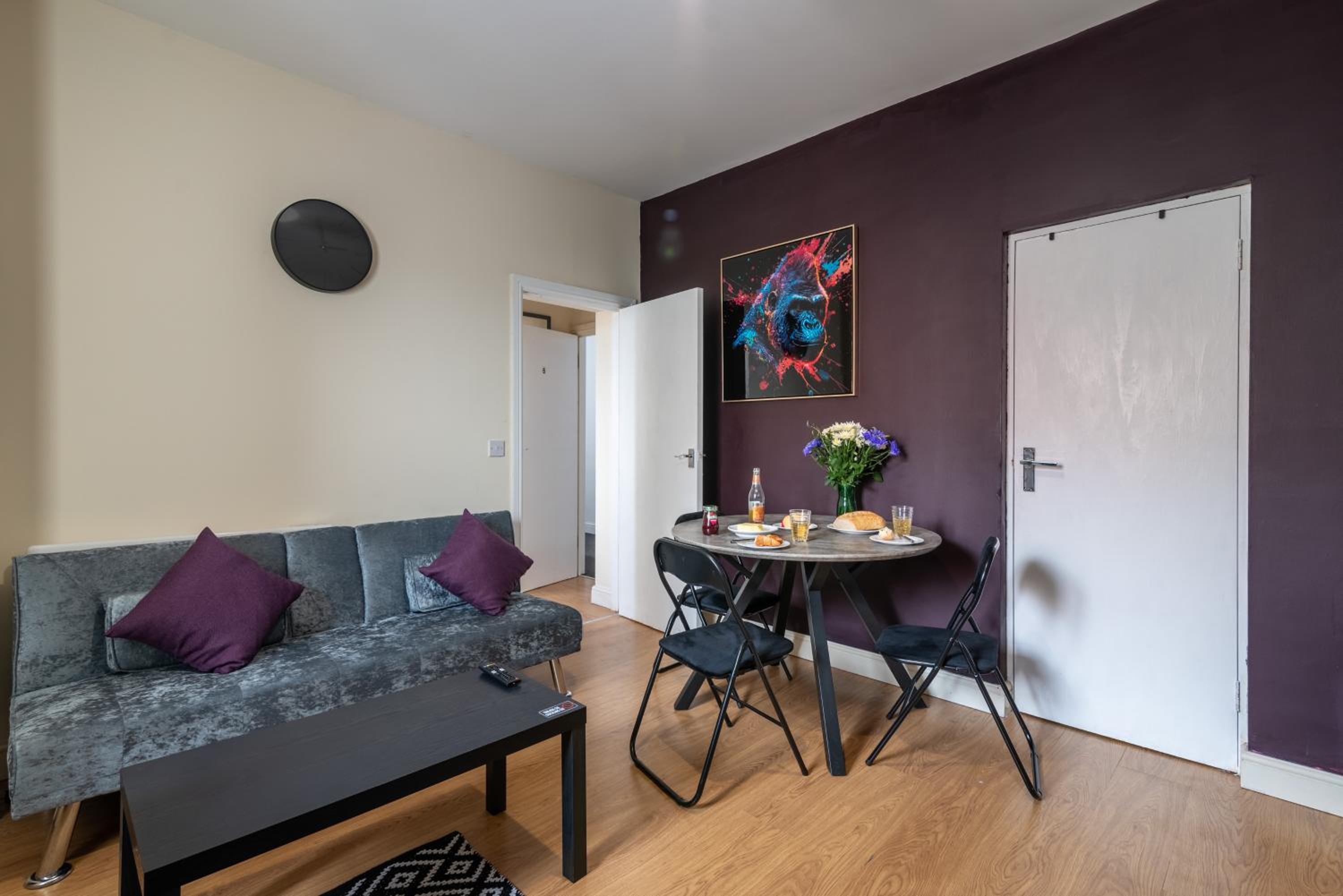 Central Cardiff One-Bedroom Apartments with Fast WiFi, Parking & Self Check-In view 2