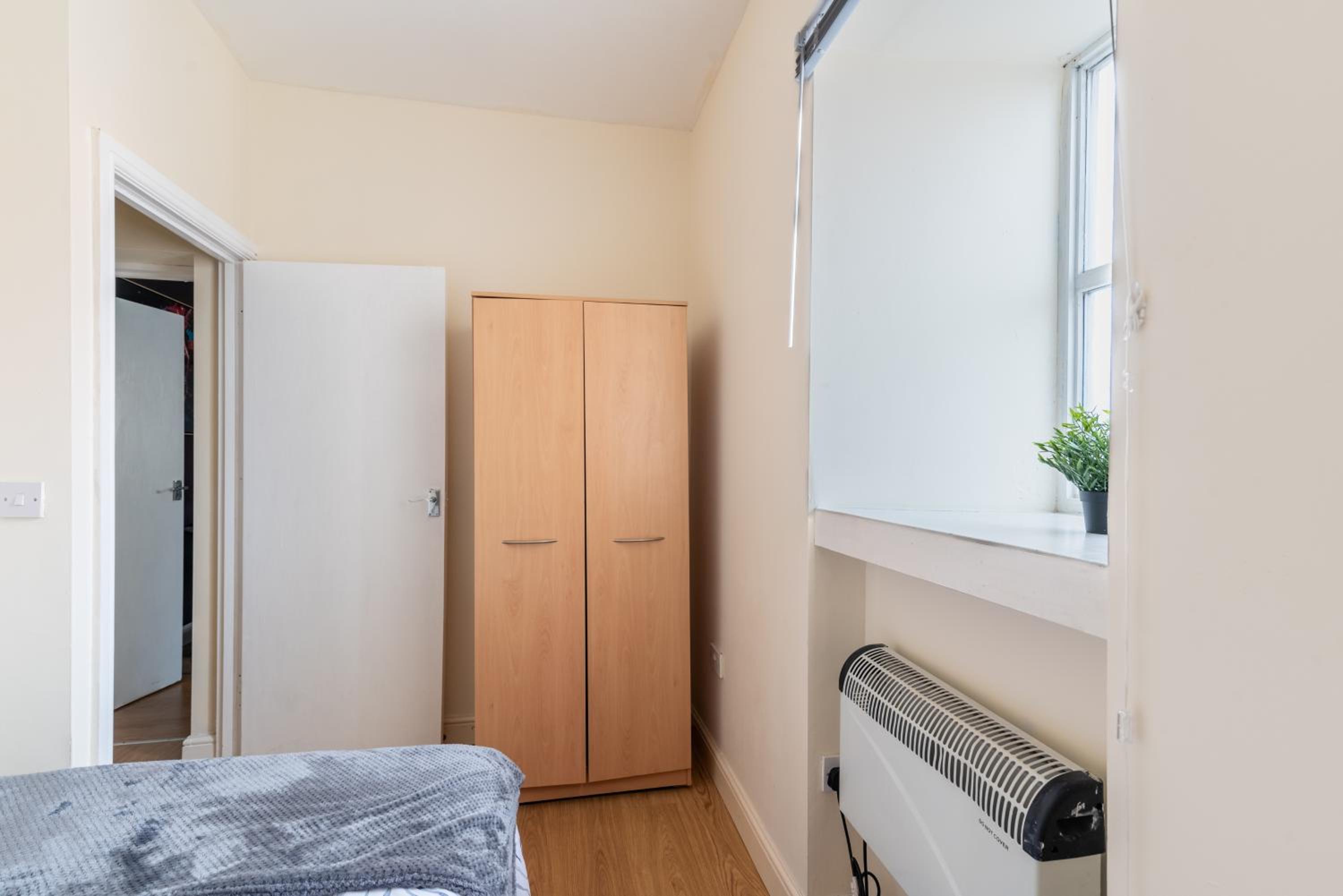 Central Cardiff One-Bedroom Apartments with Fast WiFi, Parking & Self Check-In view 5