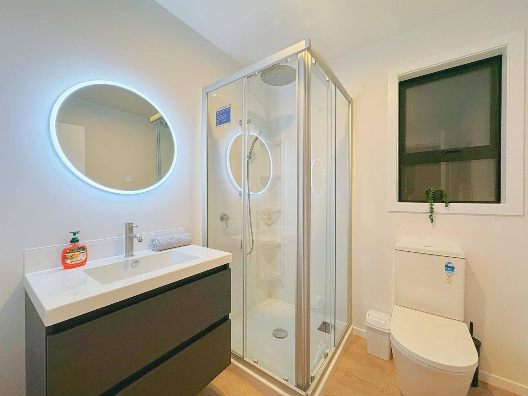 Modern & Stylish 3 Bedroom at lowerhutt view 4