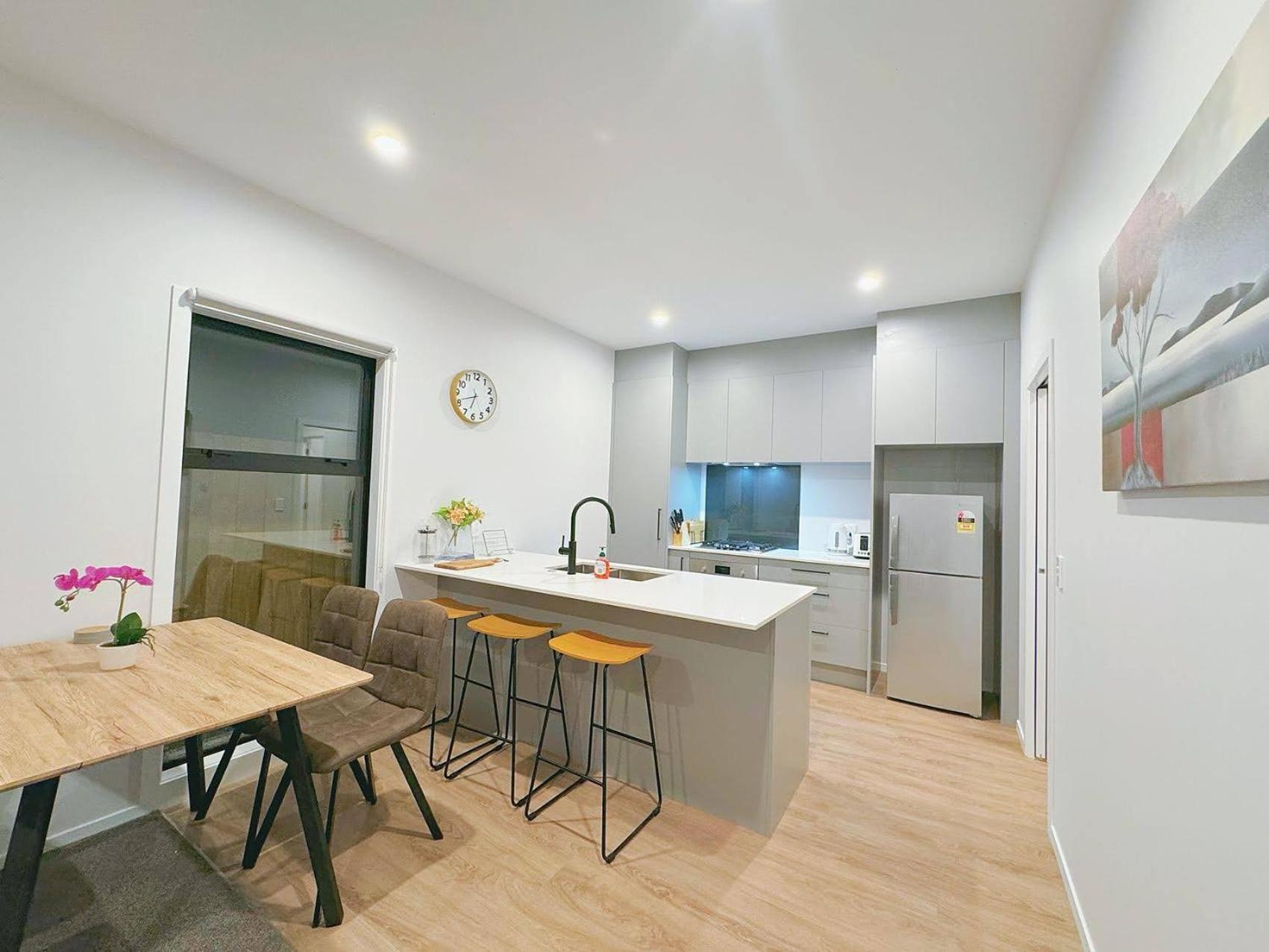Modern & Stylish 3 Bedroom at lowerhutt view 5