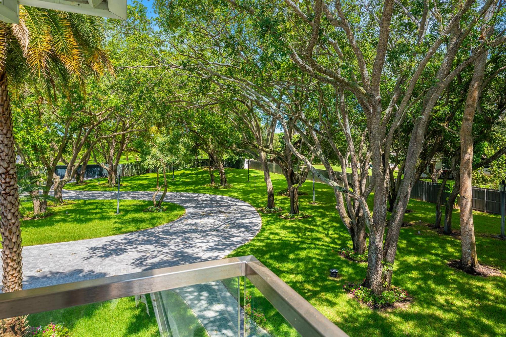 La Maison-9 bed Villa on 3 acres with Sports Court view 3