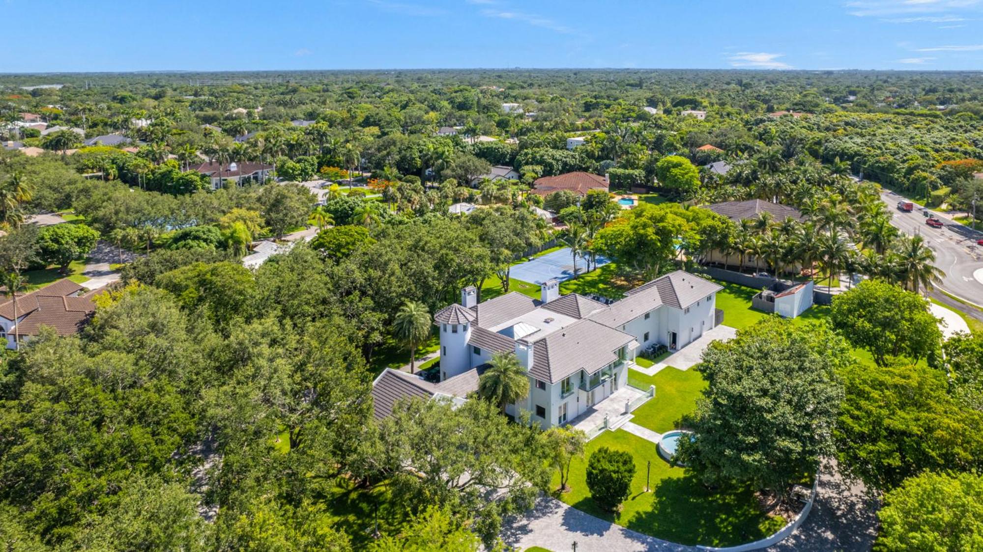La Maison-9 bed Villa on 3 acres with Sports Court view 2