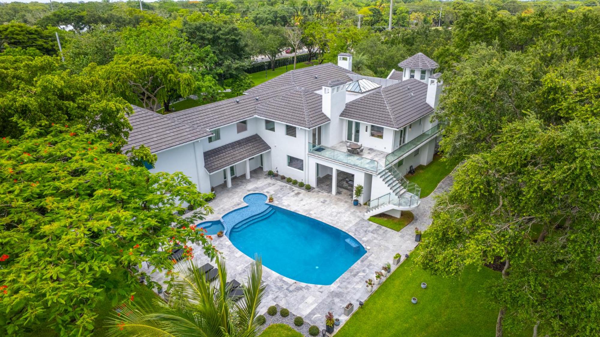 La Maison-9 bed Villa on 3 acres with Sports Court view 5