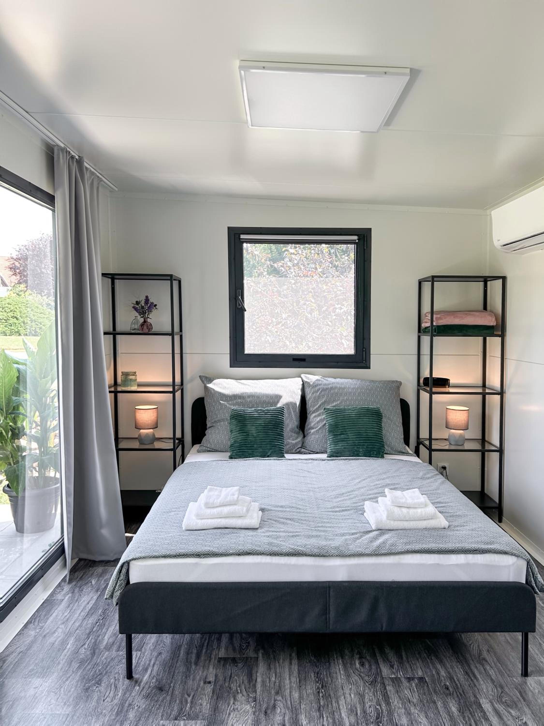 TINY HOUSE mezi sklepy