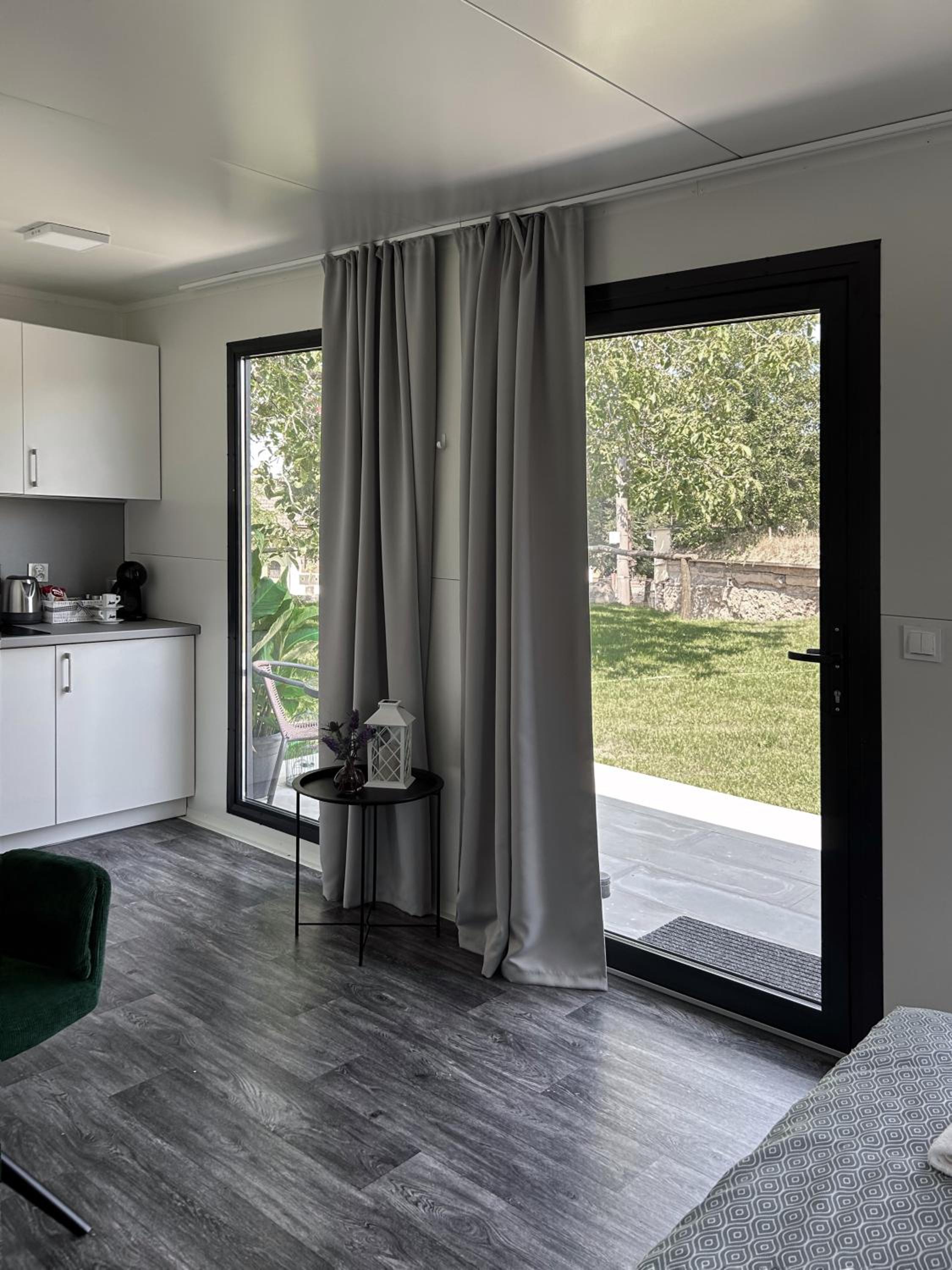TINY HOUSE mezi sklepy