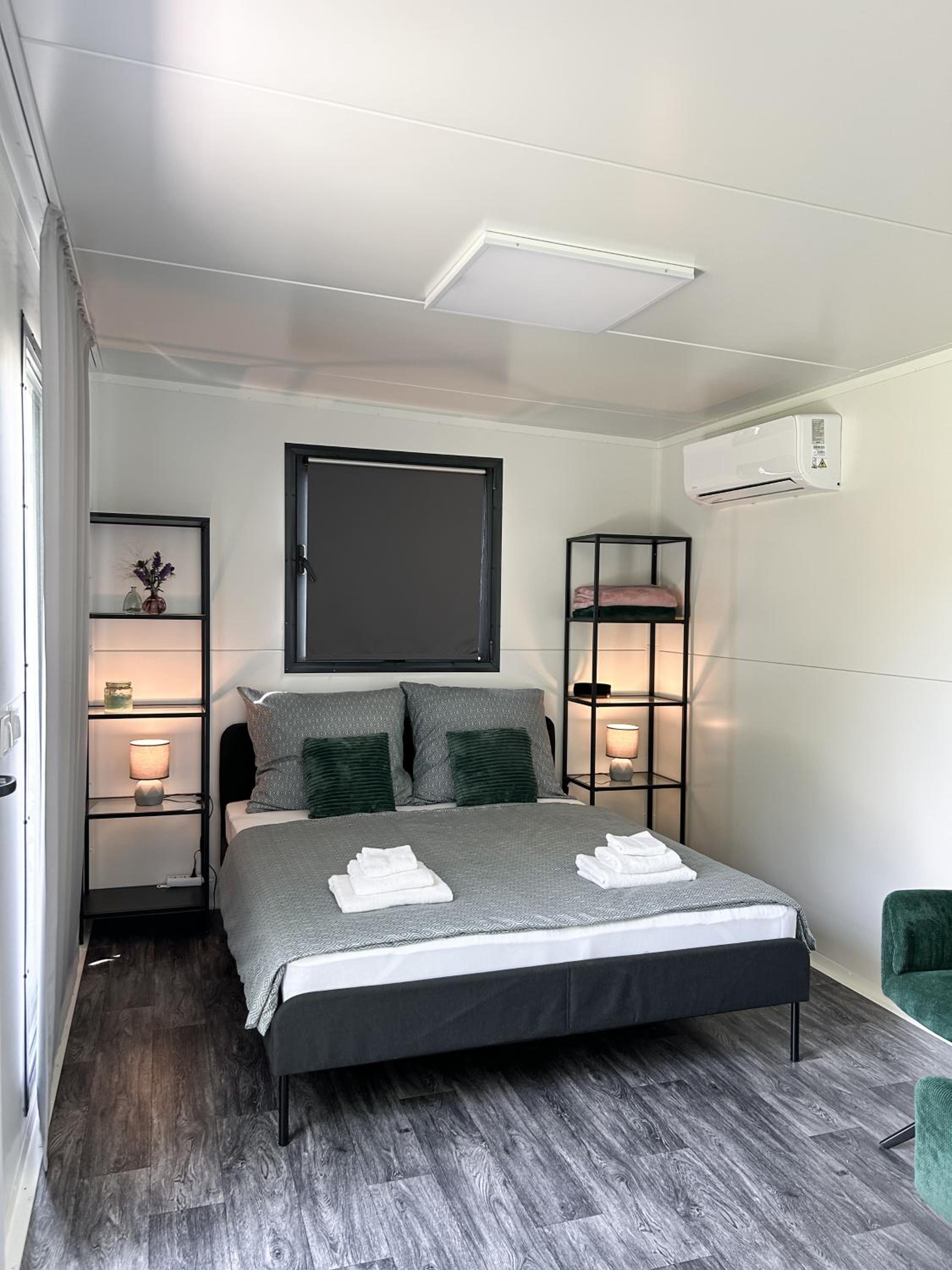 TINY HOUSE mezi sklepy