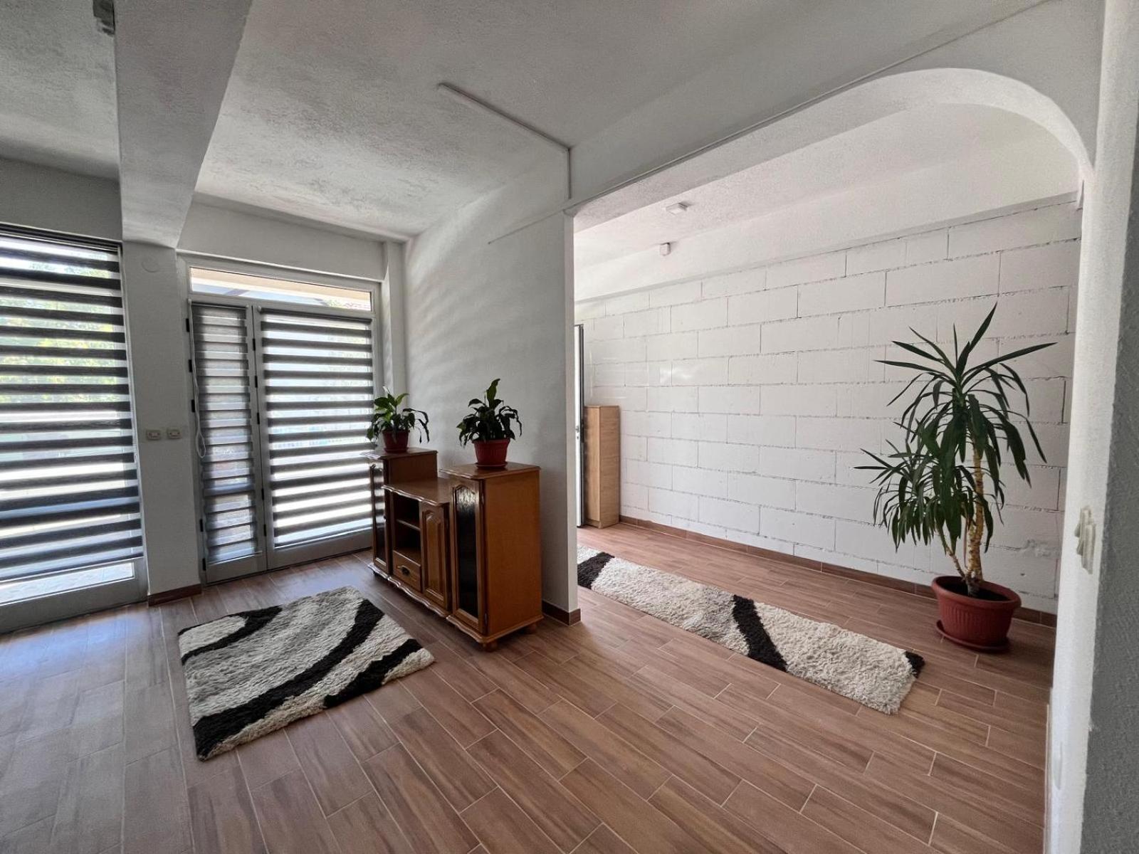 Cozy fully furnished apartment with garden