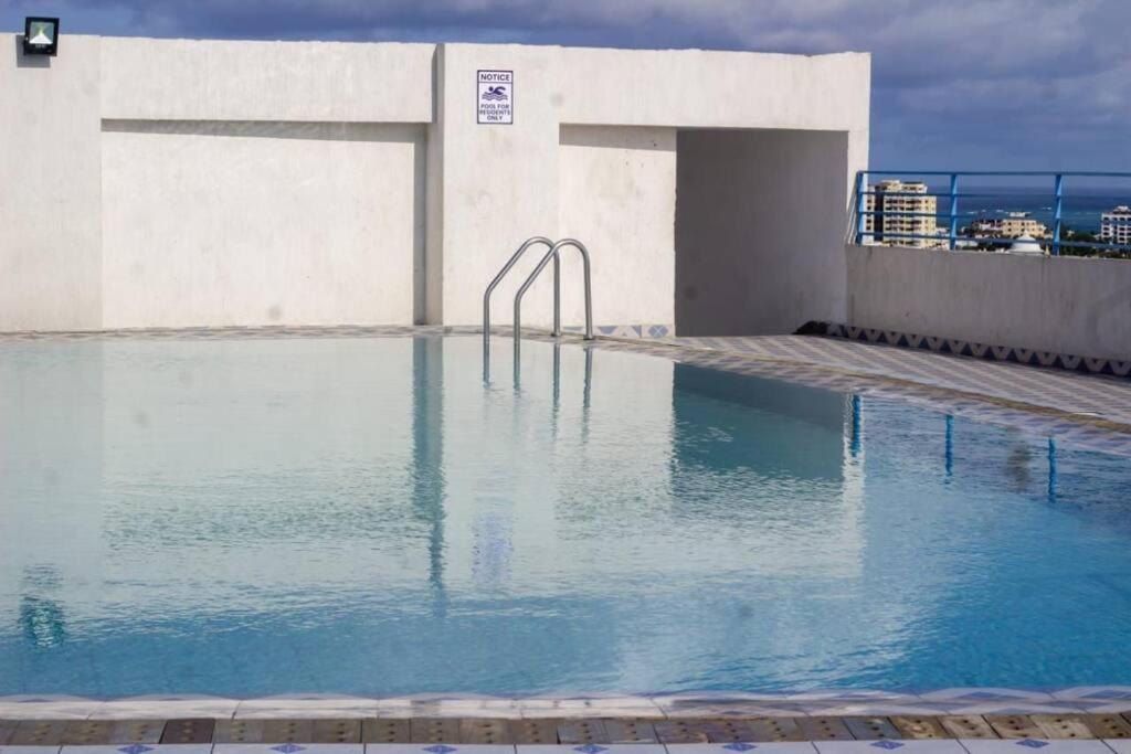 Seaview Penthouse, AC included & Rooftop Pool view 4