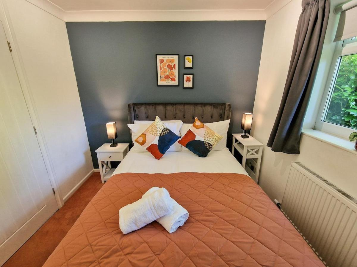 3 Bed Gatley Home Free Parking view 2