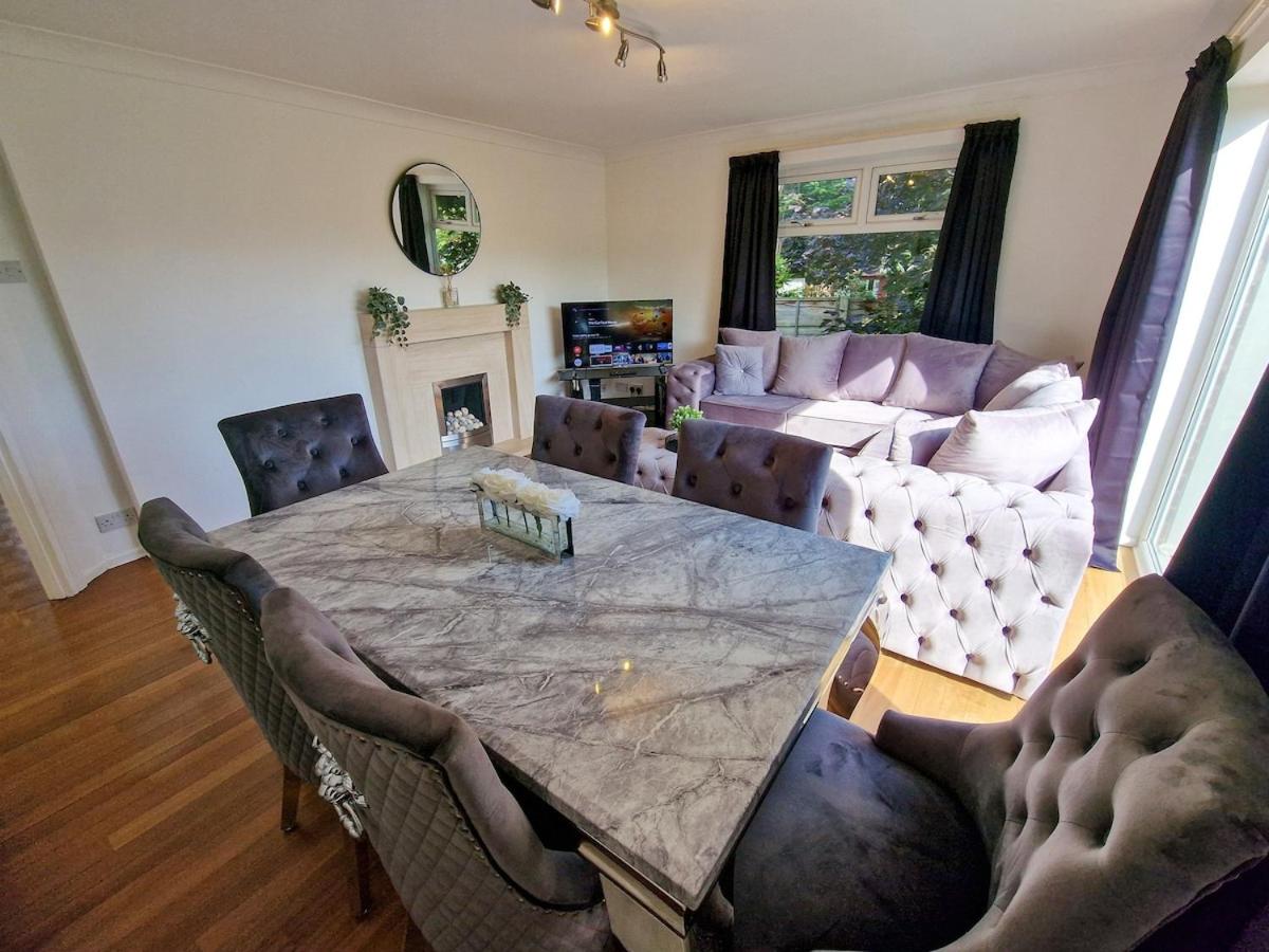 3 Bed Gatley Home Free Parking view 3