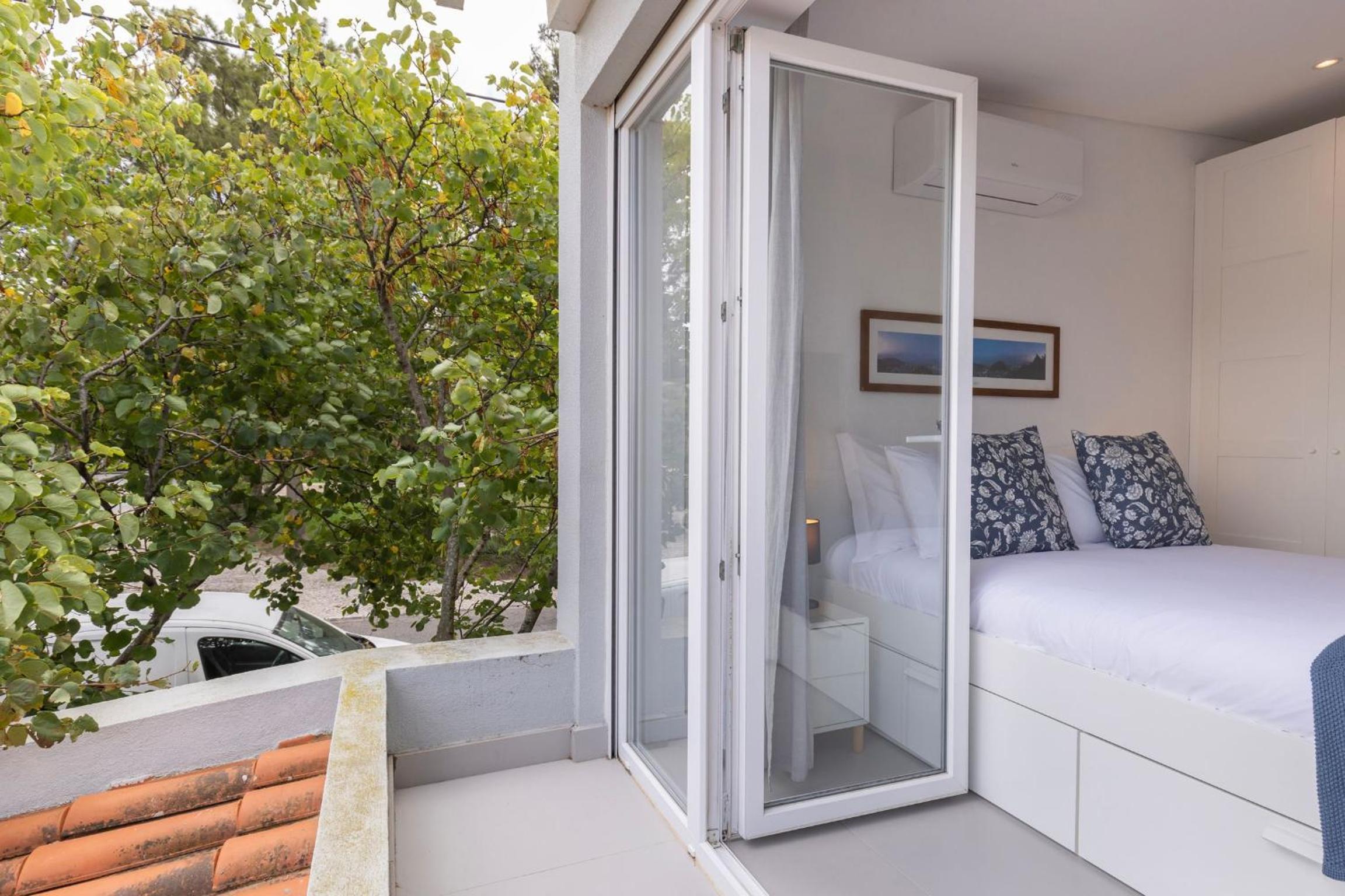 Carcavelos Sunny Retreat by LovelyStay view 2