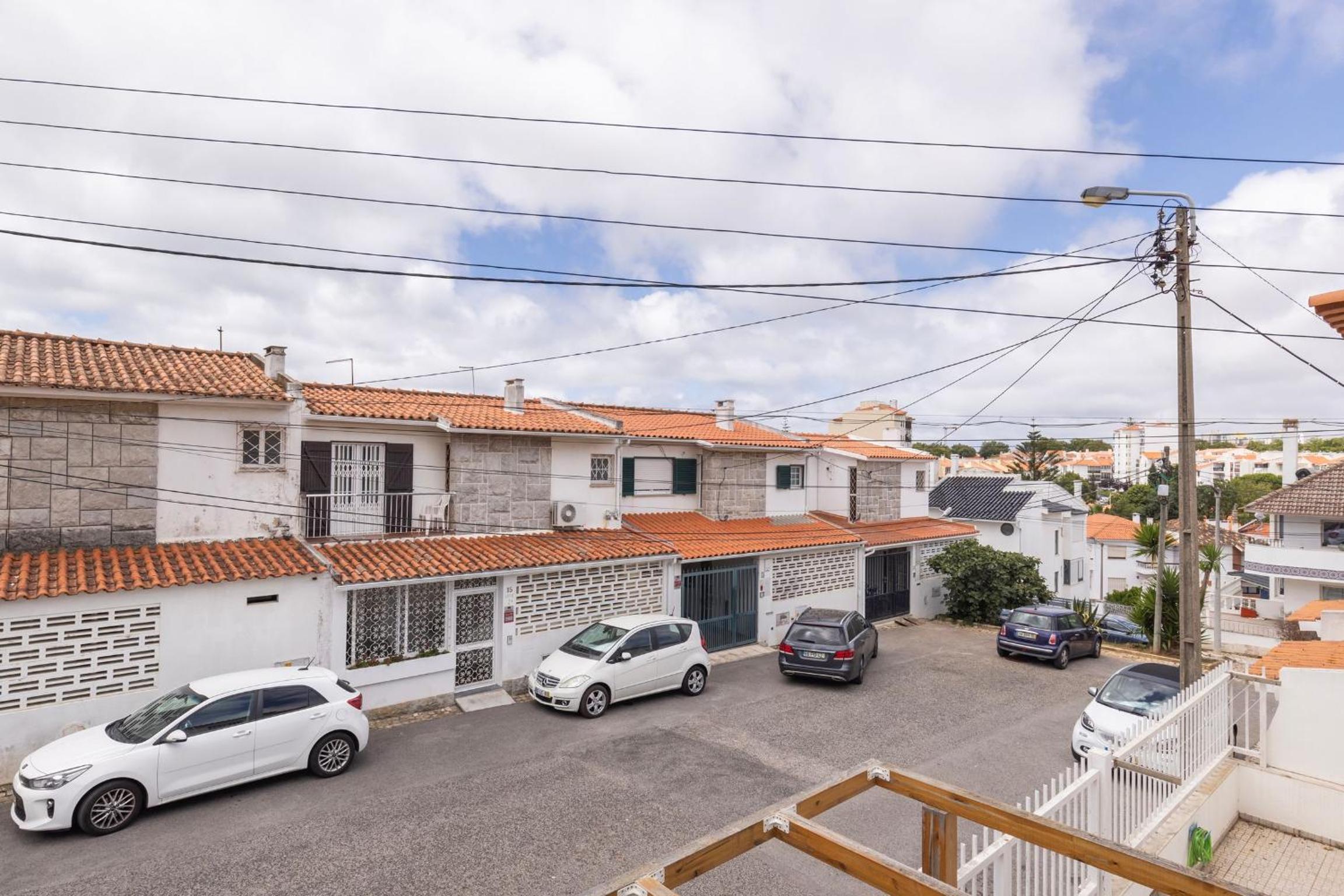 Carcavelos Sunny Retreat by LovelyStay view 4