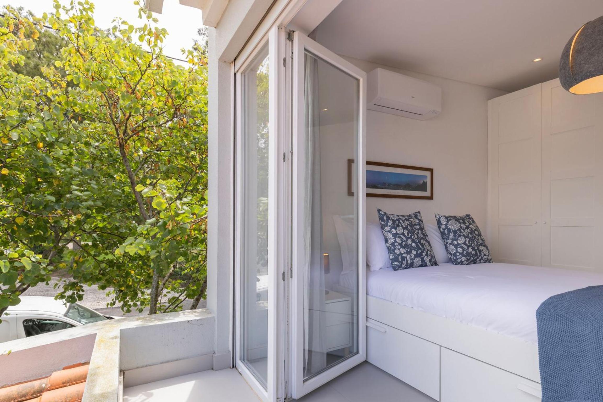 Carcavelos Sunny Retreat by LovelyStay view 3