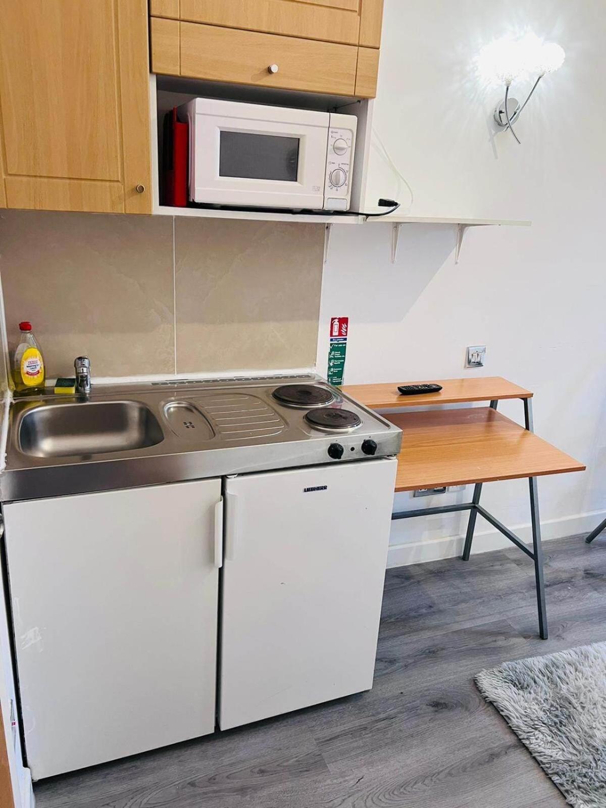 F203-Fantastic Second Flr Studio Near Hyde Park