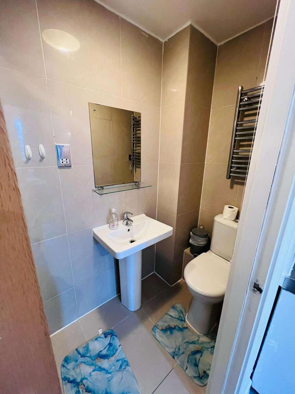 F203-Fantastic Second Flr Studio Near Hyde Park