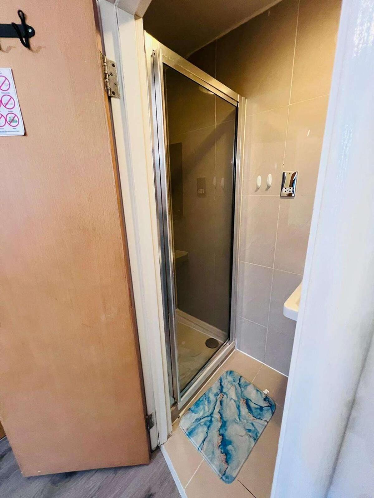 F203-Fantastic Second Flr Studio Near Hyde Park