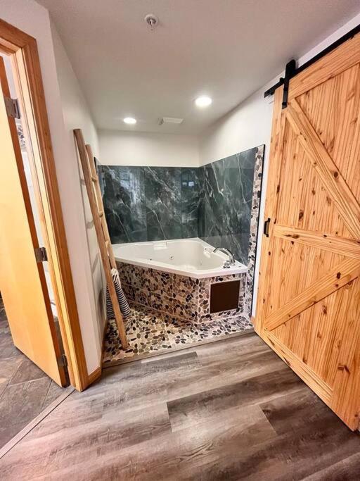 Three Peaks Getaway 2 bedrooms & 2 bath-sleeps 6