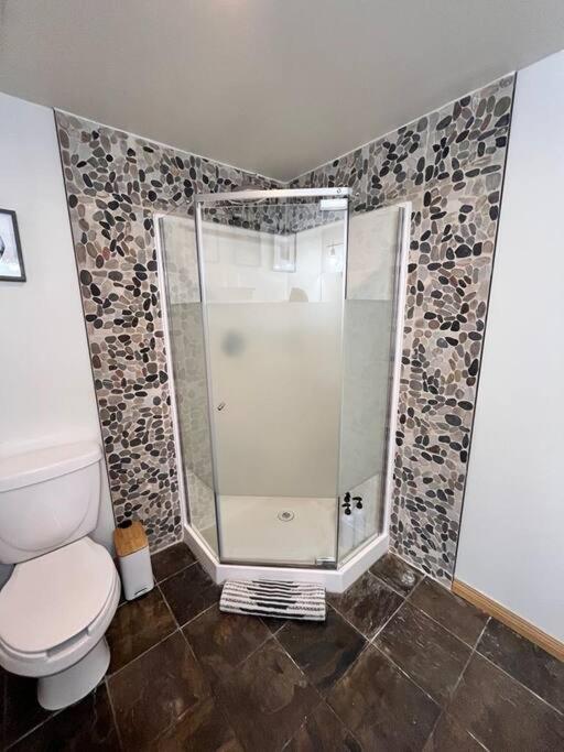 Three Peaks Getaway 2 bedrooms & 2 bath-sleeps 6