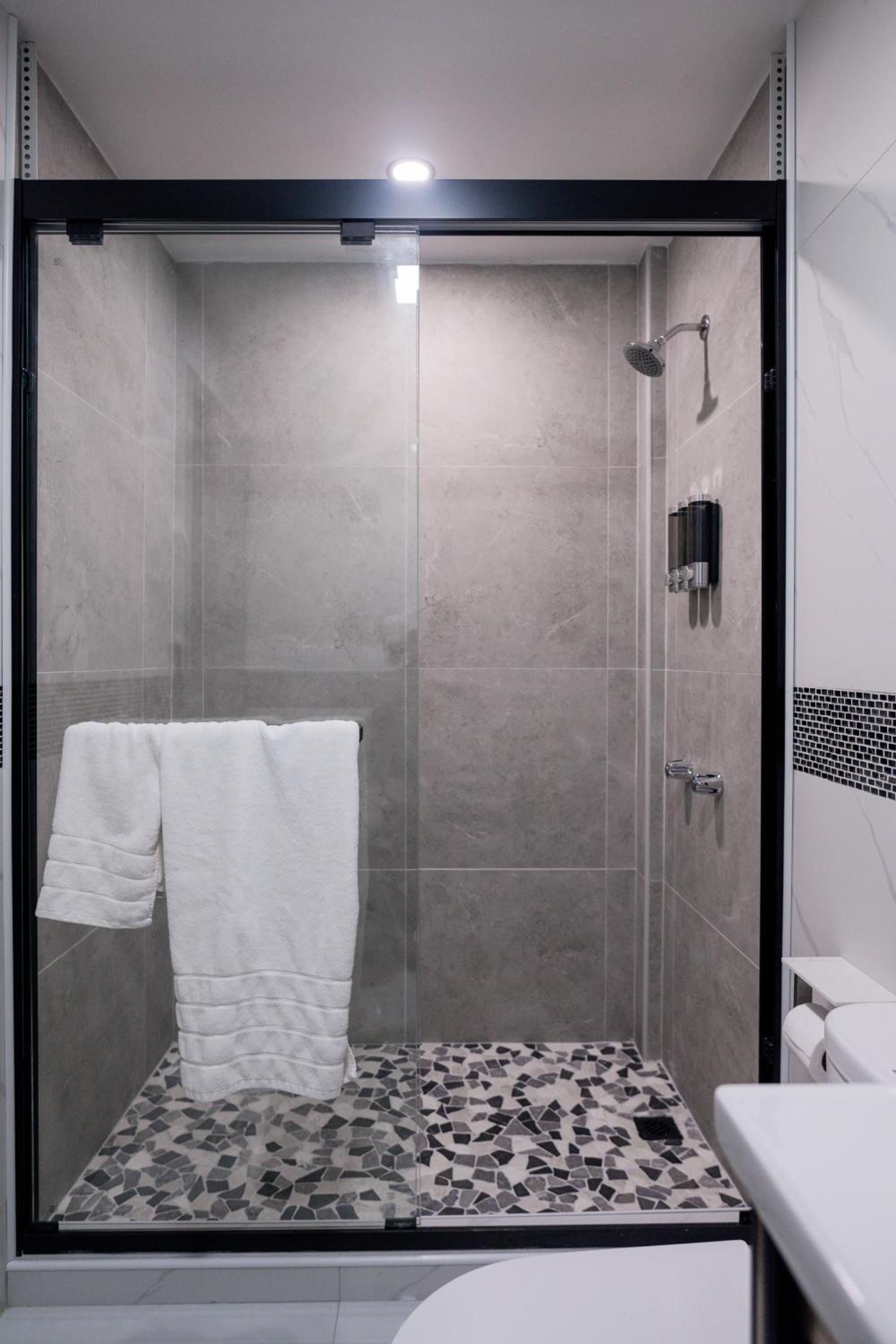 LeLuxe Cedar Valley Suite B