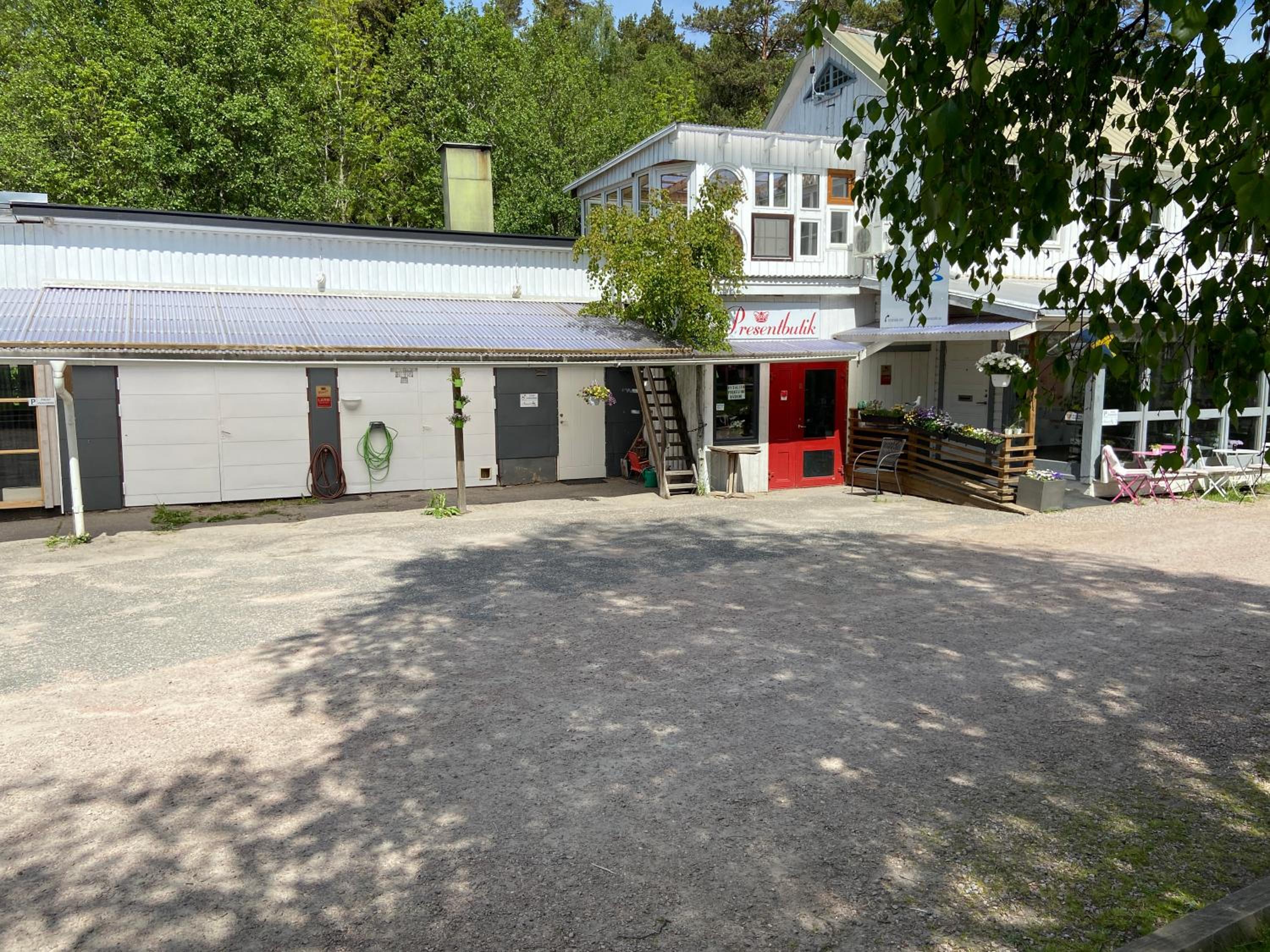 Stor lägenhet ovanpå café ute på landet