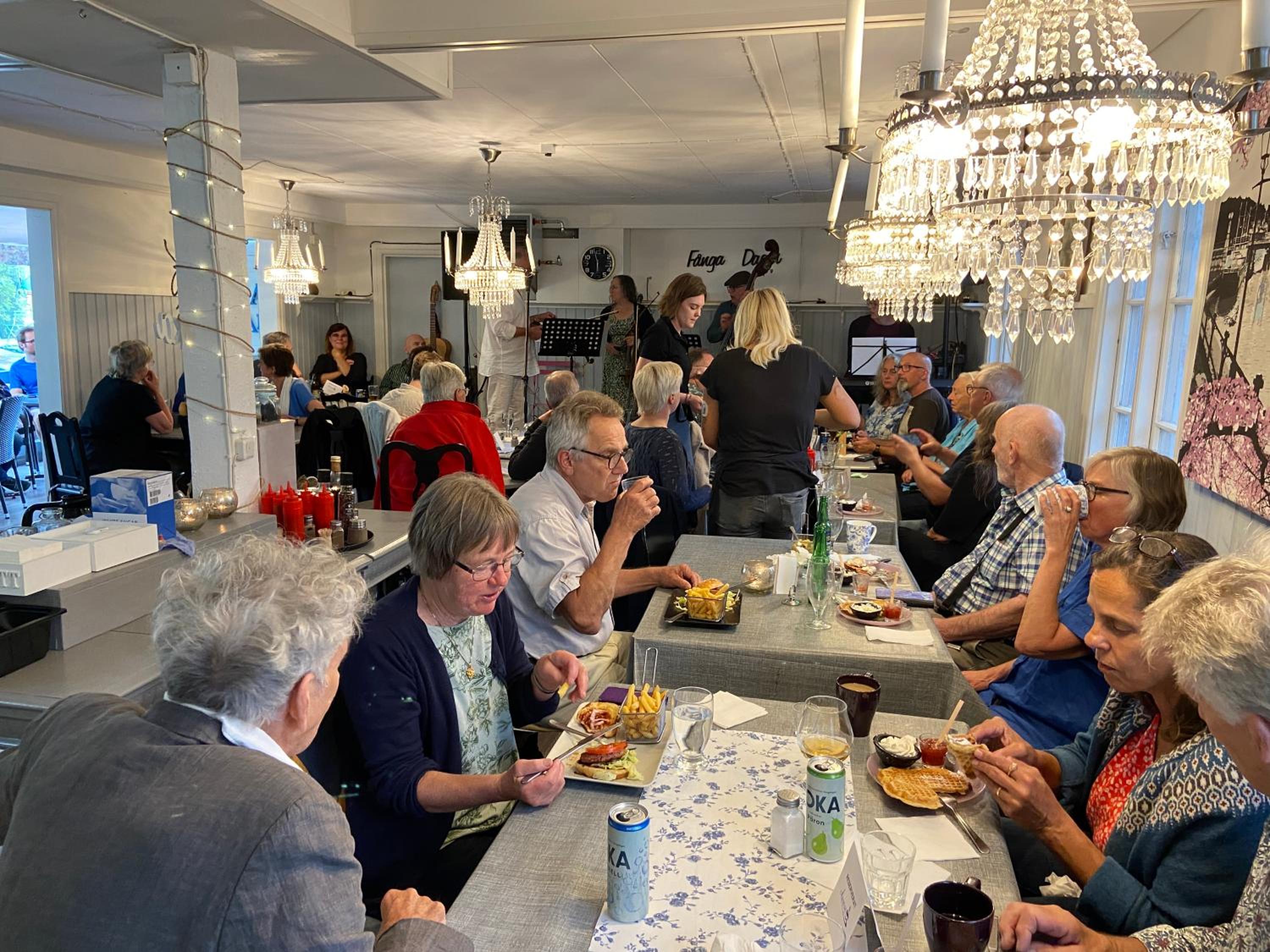 Stor lägenhet ovanpå café ute på landet