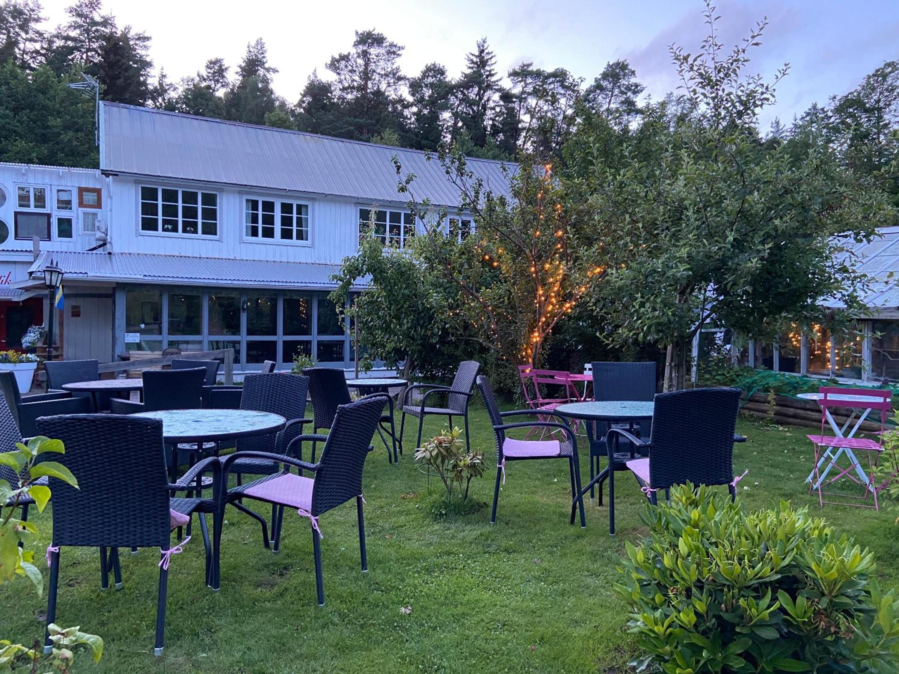 Stor lägenhet ovanpå café ute på landet