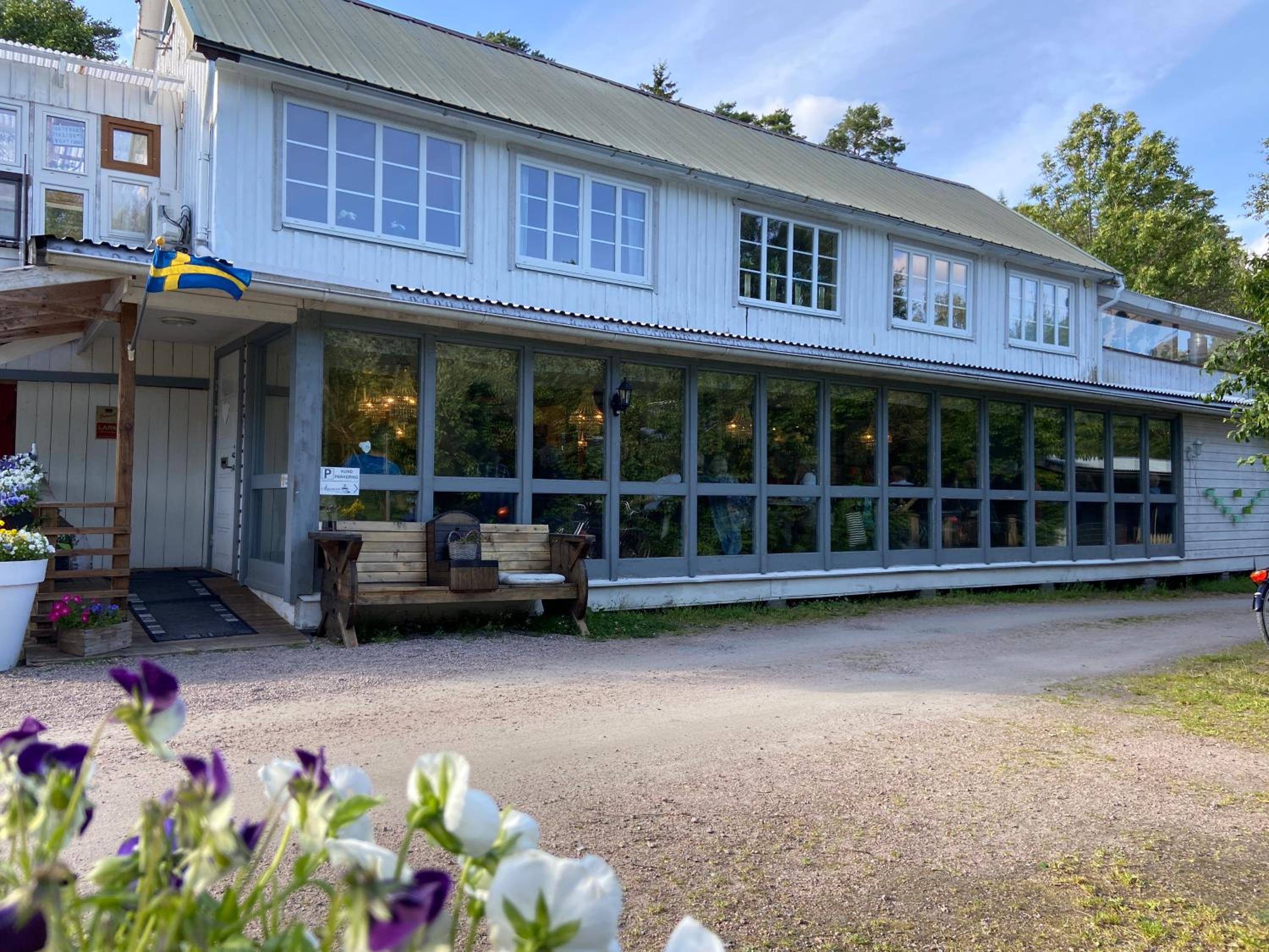 Stor lägenhet ovanpå café ute på landet
