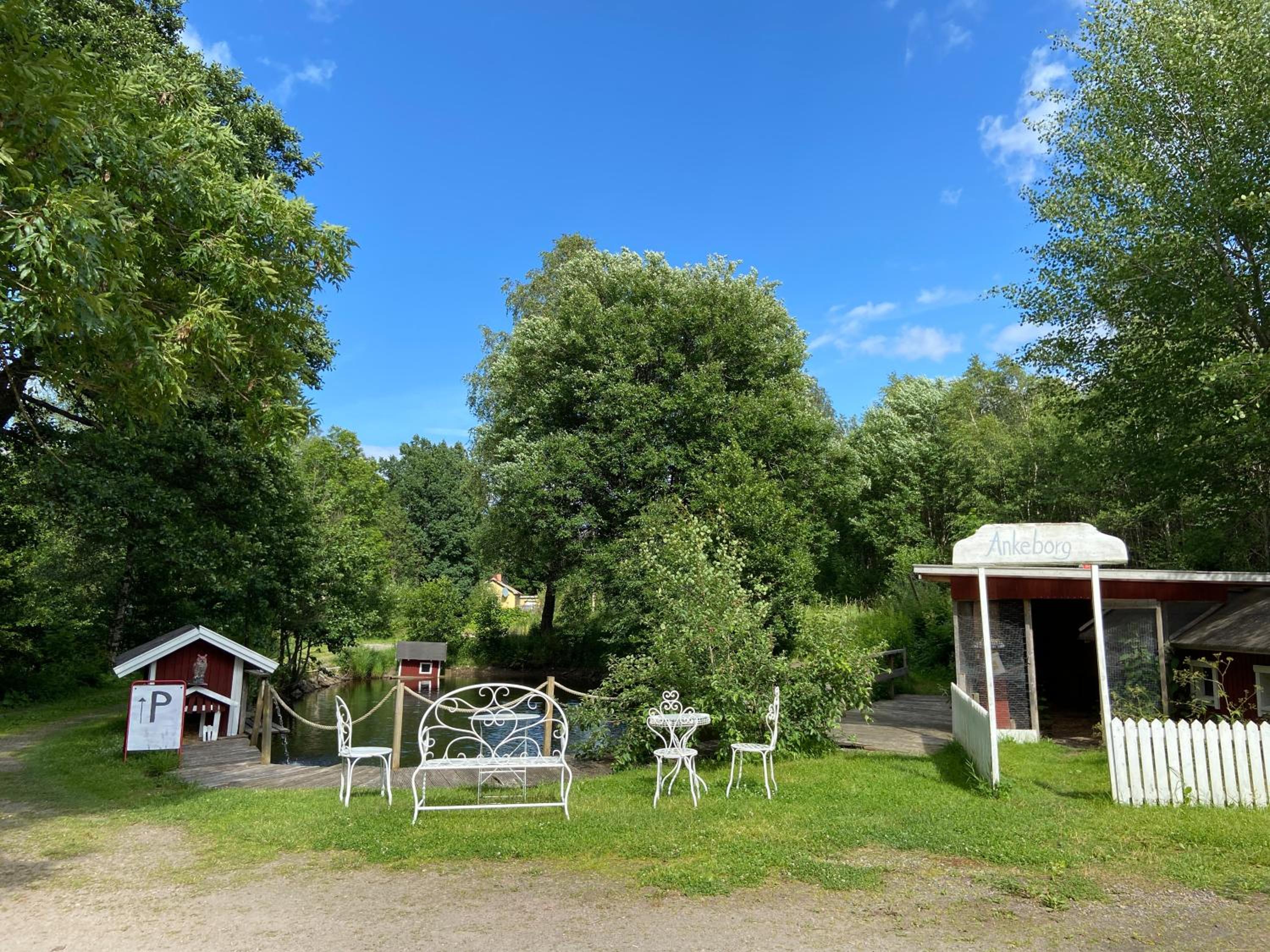 Stor lägenhet ovanpå café ute på landet