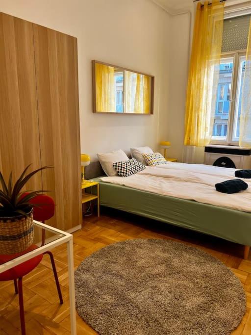 2BR Supercentral Apartment with Variable Beds by NW
