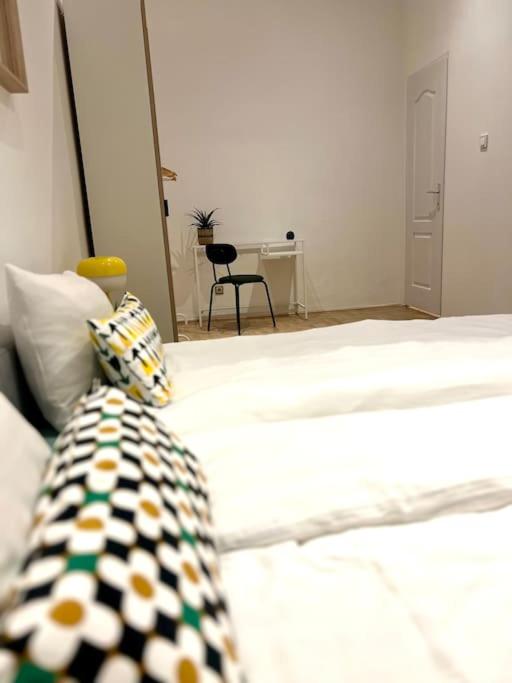 2BR Supercentral Apartment with Variable Beds by NW