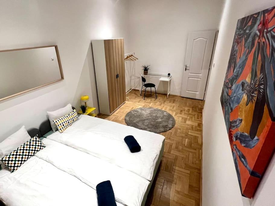 2BR Supercentral Apartment with Variable Beds by NW