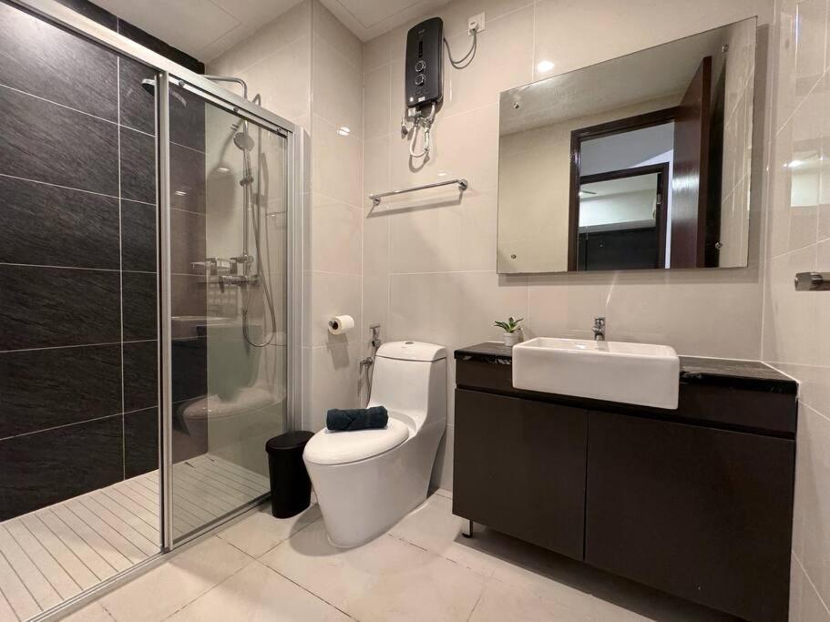 Spacious Balcony Royal Strand Full Seaview with 2CarParks FOC Netflix Access and Youtube Premium 3Beds3Bath for 6-10pax by Minshuku