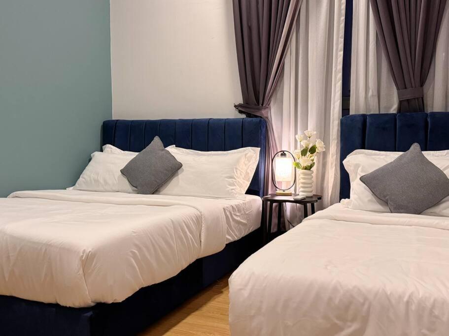 Spacious Balcony Royal Strand Full Seaview with 2CarParks FOC Netflix Access and Youtube Premium 3Beds3Bath for 6-10pax by Minshuku