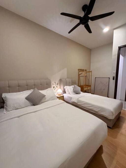 Spacious Balcony Royal Strand Full Seaview with 2CarParks FOC Netflix Access and Youtube Premium 3Beds3Bath for 6-10pax by Minshuku