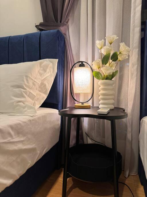 Spacious Balcony Royal Strand Full Seaview with 2CarParks FOC Netflix Access and Youtube Premium 3Beds3Bath for 6-10pax by Minshuku