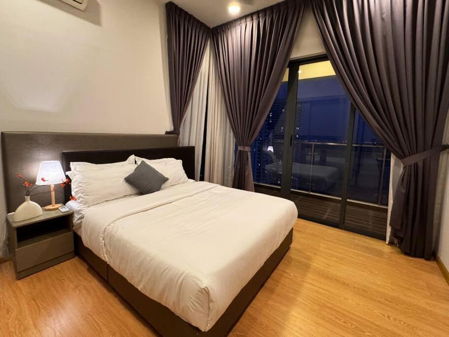 Spacious Balcony Royal Strand Full Seaview with 2CarParks FOC Netflix Access and Youtube Premium 3Beds3Bath for 6-10pax by Minshuku