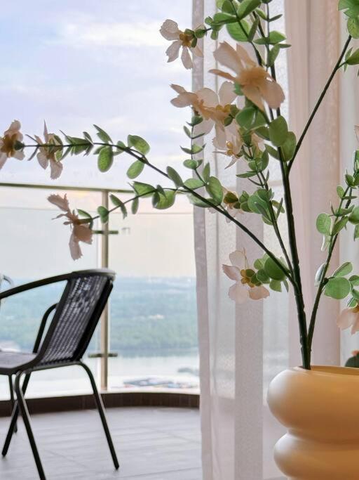 Spacious Balcony Royal Strand Full Seaview with 2CarParks FOC Netflix Access and Youtube Premium 3Beds3Bath for 6-10pax by Minshuku