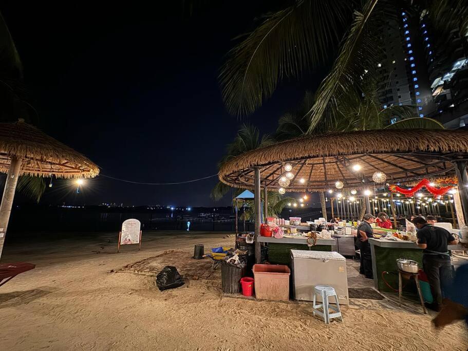Spacious Balcony Royal Strand Full Seaview with 2CarParks FOC Netflix Access and Youtube Premium 3Beds3Bath for 6-10pax by Minshuku