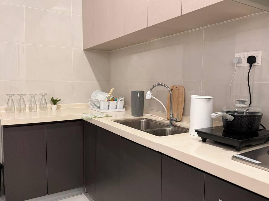 Spacious Balcony Royal Strand Full Seaview with 2CarParks FOC Netflix Access and Youtube Premium 3Beds3Bath for 6-10pax by Minshuku
