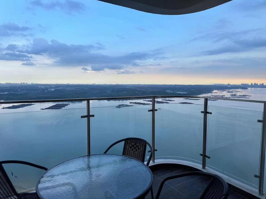 Spacious Balcony Royal Strand Full Seaview with 2CarParks FOC Netflix Access and Youtube Premium 3Beds3Bath for 6-10pax by Minshuku