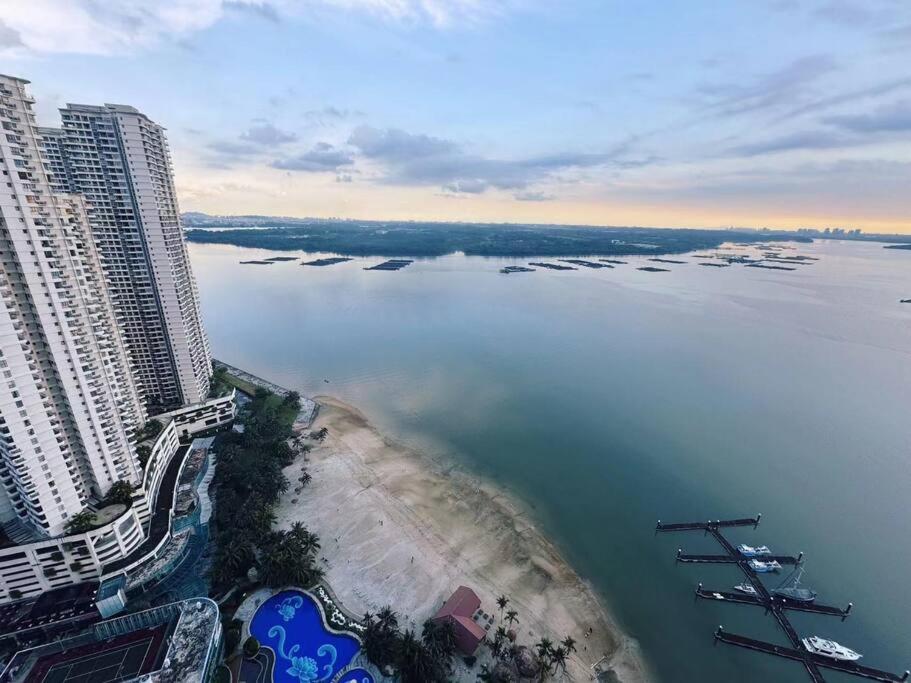 Spacious Balcony Royal Strand Full Seaview with 2CarParks FOC Netflix Access and Youtube Premium 3Beds3Bath for 6-10pax by Minshuku
