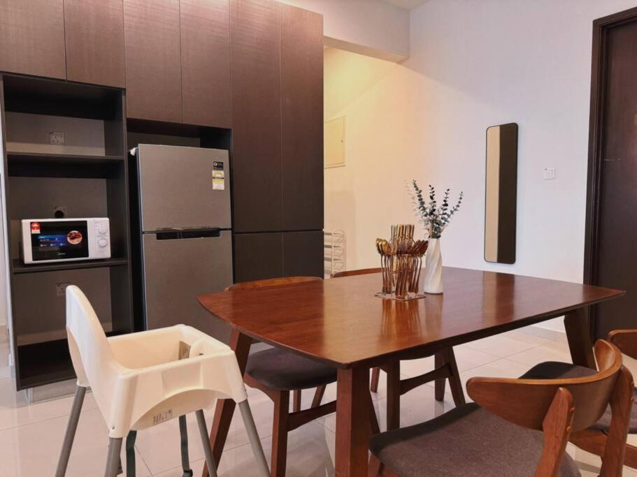 Spacious Balcony Royal Strand Full Seaview with 2CarParks FOC Netflix Access and Youtube Premium 3Beds3Bath for 6-10pax by Minshuku