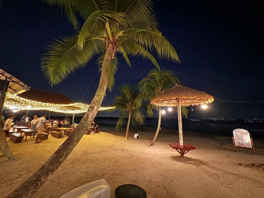Spacious Balcony Royal Strand Full Seaview with 2CarParks FOC Netflix Access and Youtube Premium 3Beds3Bath for 6-10pax by Minshuku